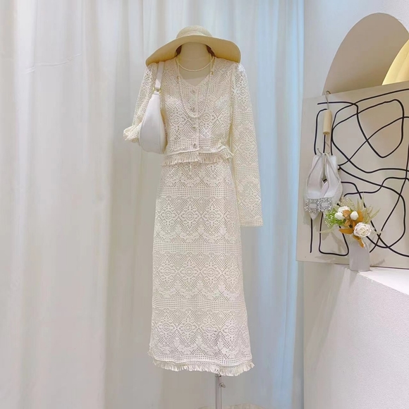 Channel style 2-piece lace suit - Picture 2 of 6